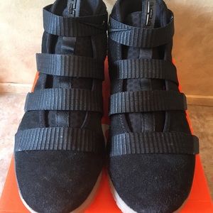 Nike Lebrons Basketball Shoes NIB